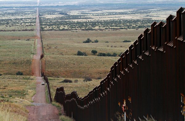 US-mexican_border_wall.jpg
