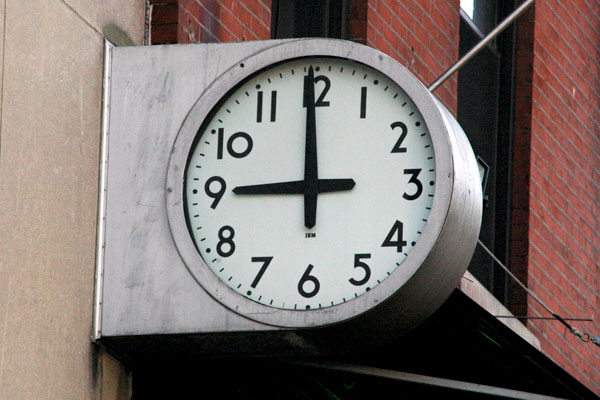 Broadway_Savings_Bank_clock.jpg