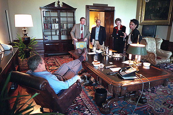 Bush_shoes_on_table_treaty-room.jpg