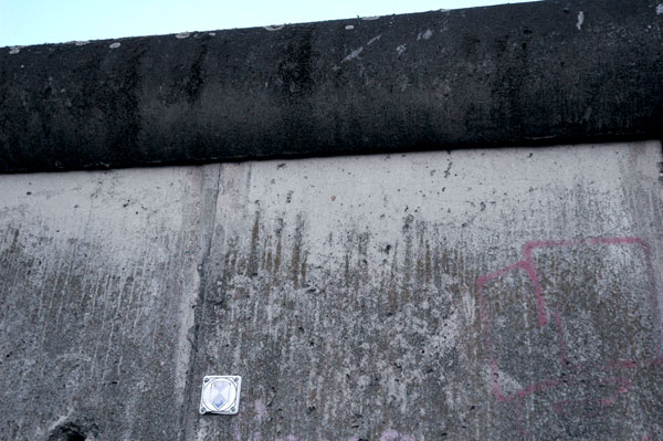 Mauer_wall_section_Denkmal_Schild.jpg